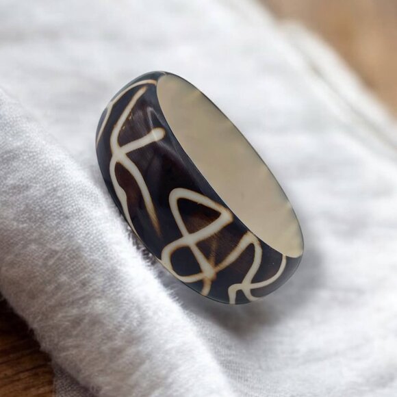 Dark Resin Bangle with Wavy Line Inlay - Abstract Bohemian Bracelet - Picture 4 of 4